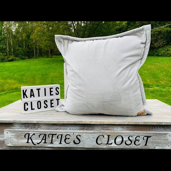NWOT UGG PILLOW! - Picture 5 of 9